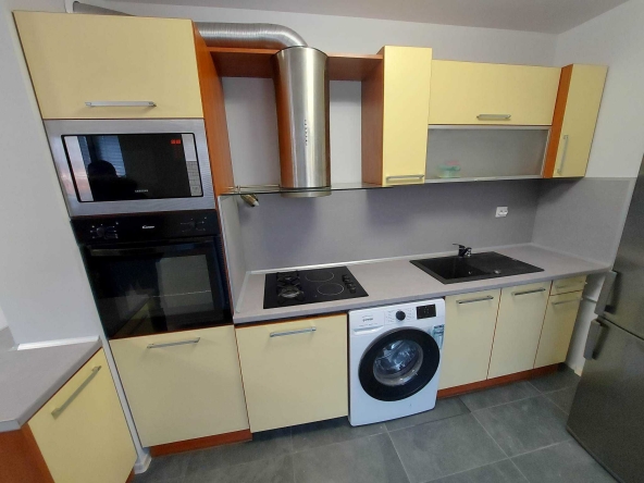 Дава се под наем Двустаен апартамент в Търговище, Център - 70 кв.м за 306 € - Снимка #1