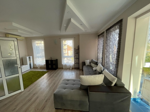 Дава се под наем Тристаен апартамент в Бургас, Лазур - 95 кв.м за 598.23 € - Снимка #1