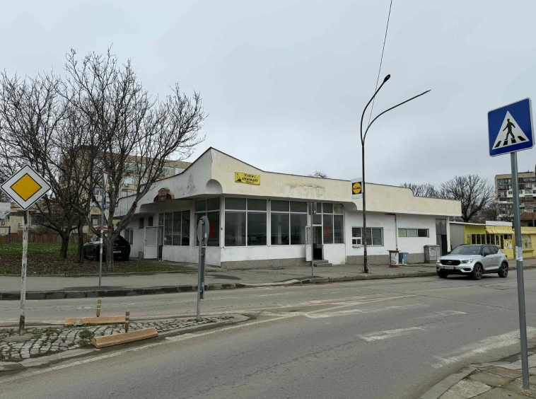 Дава се под наем Магазин в Разград, Център - 200 кв.м за 1495.83 € - Снимка #1