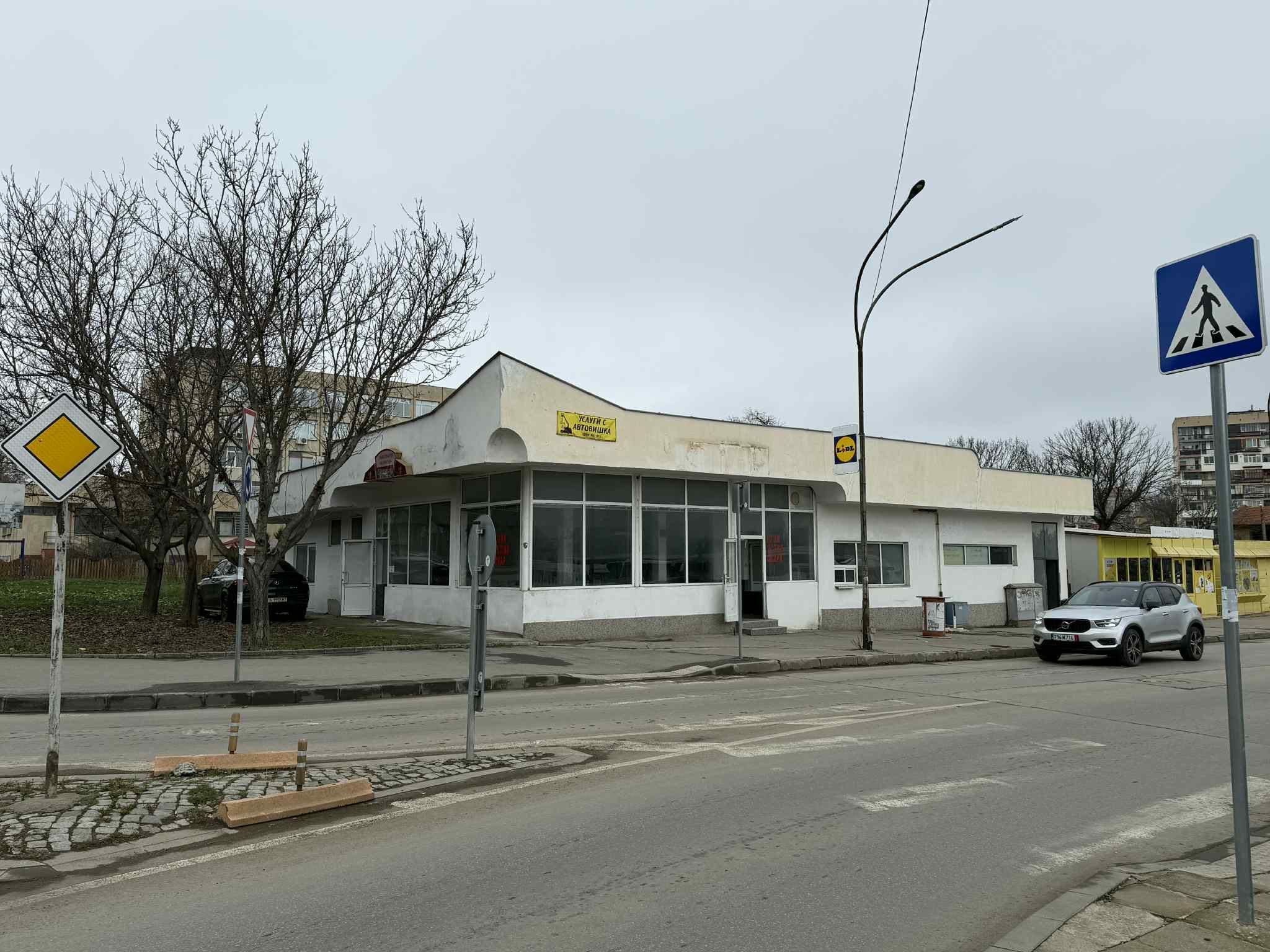 Дава се под наем Магазин в Разград, Център - 200 кв.м за 1495.83 € - Снимка #1