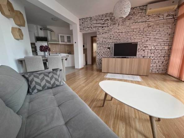 Дава се под наем Тристаен апартамент в Пловдив, Тракия - 92 кв.м за 598.23 € - Снимка #1