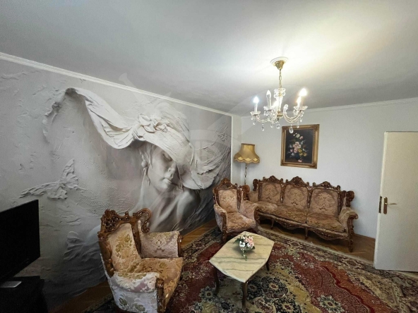 Дава се под наем Четиристаен апартамент в Варна, Център - 105 кв.м за 698.19 € - Снимка #1