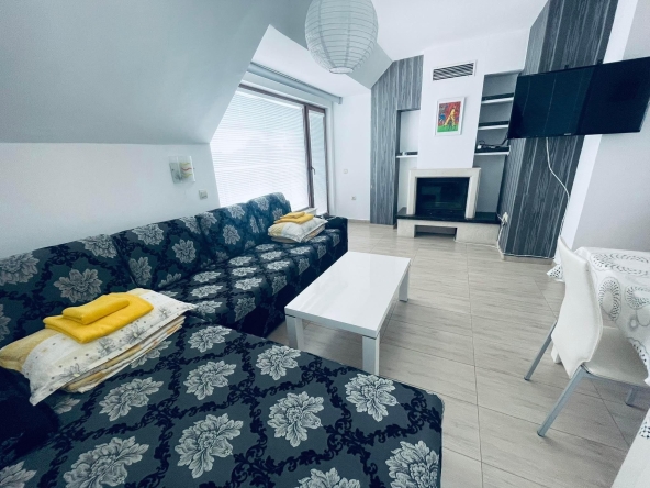 Дава се под наем Двустаен апартамент в к.к. Св.Св. Константин и Елена - 65 кв.м за 498.27 € - Снимка #1