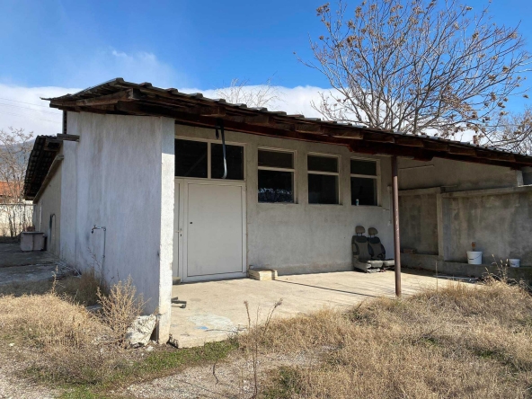 Промишлена сграда в с. Кърнаре, Област Пловдив - 240 кв.м за 128 €/кв.м - Снимка #1