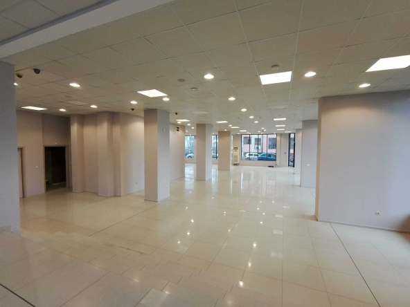 Дава се под наем Магазин в Варна, Кайсиева градина - 691 кв.м за 6583.08 € - Снимка #1