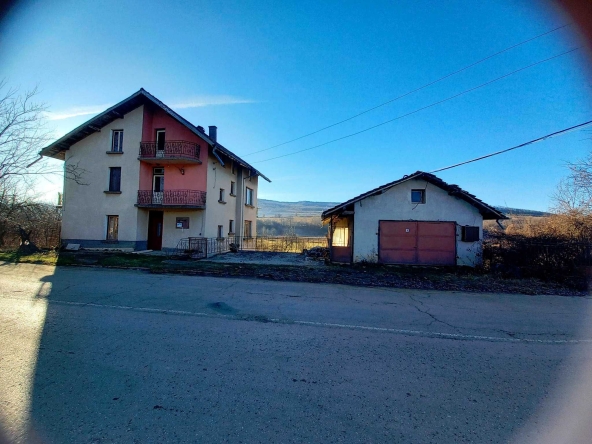 Дава се под наем Къща в Ловеч, Гозница - 1000 кв.м за 348.84 € - Снимка #1