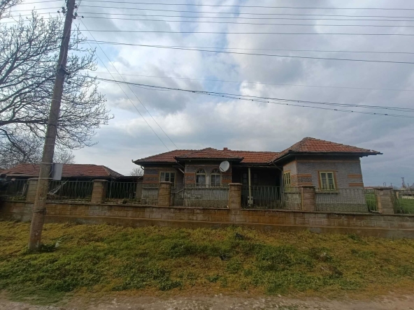 Къща в с. Окорш, Област Силистра - 150 кв.м за 68 €/кв.м - Снимка #1