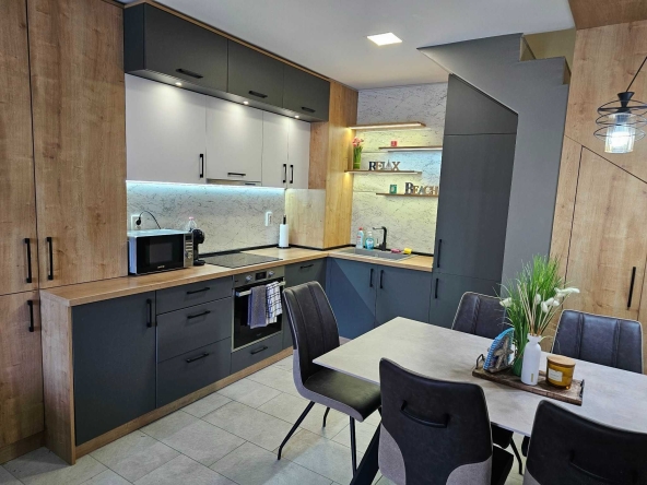 Дава се под наем Многостаен апартамент в к.к. Св.Св. Константин и Елена - 206 кв.м за 1994.61 € - Снимка #1