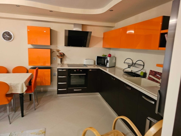 Дава се под наем Тристаен апартамент в Варна, Червен площад - 100 кв.м за 747.66 € - Снимка #1