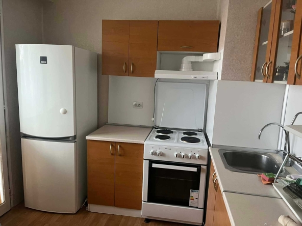 Дава се под наем Четиристаен апартамент в Перник, Изток - 91 кв.м за 428.91 € - Снимка #1