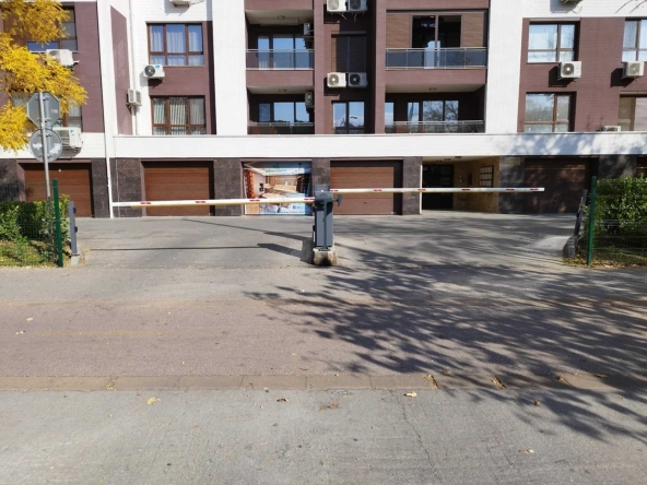 Дава се под наем Гараж / Паркомясто в Пловдив, Тракия - 30 кв.м за 81.6 € - Снимка #1