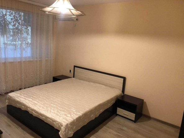 Дава се под наем Тристаен апартамент в Бургас, Център - 92 кв.м за 331.5 € - Снимка #1