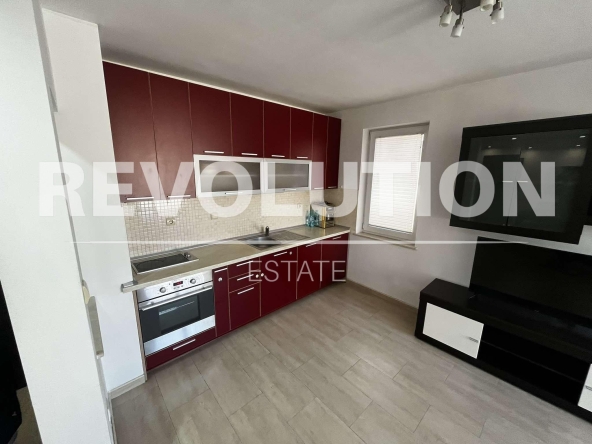 Дава се под наем Тристаен апартамент в Пловдив, Център - 90 кв.м за 475 € - Снимка #1