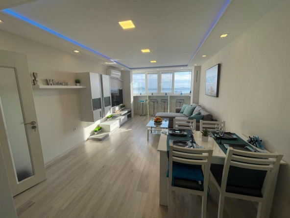 Дава се под наем Двустаен апартамент в Бургас, Център - 56 кв.м за 40.8 € - Снимка #1