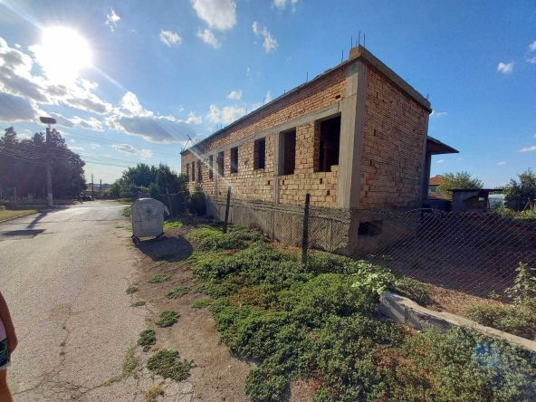 Заведение в с. Бъзън, Област Русе - 730 кв.м за 69 €/кв.м - Снимка #1