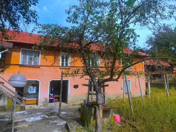 Къща в с. Гостиня, Област Ловеч - 200 кв.м за 235 €/кв.м - Снимка #1