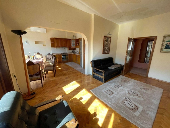 Тристаен апартамент в Пловдив, Център - 155 кв.м за 1316 €/кв.м - Снимка #1