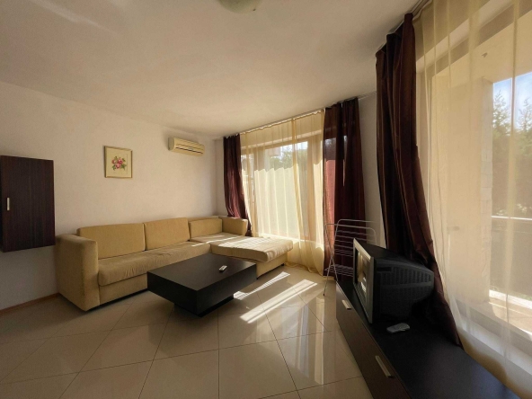 Дава се под наем Двустаен апартамент в к.к. Слънчев бряг - 65 кв.м за 350 € - Снимка #1