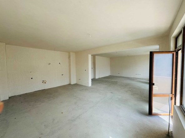 Етаж от къща в Петрич - 230 кв.м за 600 €/кв.м - Снимка #1