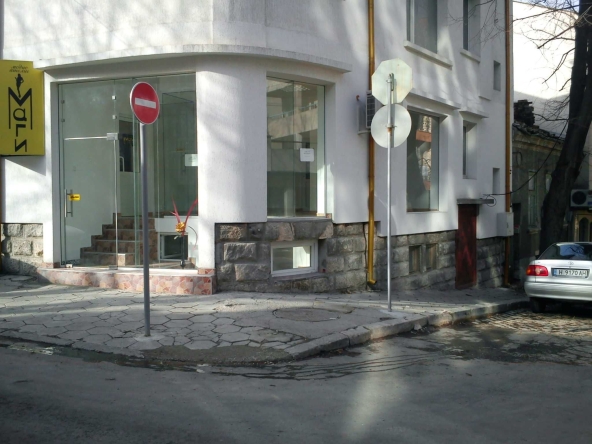 Дава се под наем Магазин в Шумен, Център - 35 кв.м за 306 € - Снимка #1