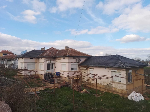 Къща в с. Карапелит, Област Добрич - 140 кв.м за 146 €/кв.м - Снимка #1