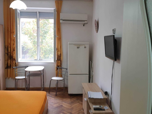 Дава се под наем Едностаен апартамент в Бургас, Център - 26 кв.м за 200 € - Снимка #1