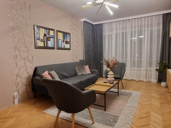 Дава се под наем Тристаен апартамент в София, Център - 76 кв.м за 850 € - Снимка #1