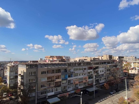 Дава се под наем Тристаен апартамент в Русе, Централен южен район - 90 кв.м за 408 € - Снимка #1