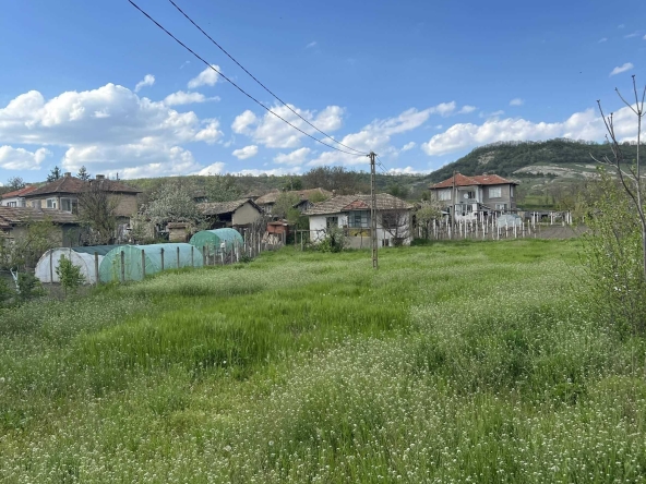 Дава се под наем Парцел в с. Памукчии, Област Шумен - 1489 кв.м за 15959.43 € - Снимка #1