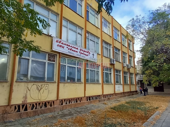 Промишлена сграда в Провадия - 1764 кв.м за 300 €/кв.м - Снимка #1