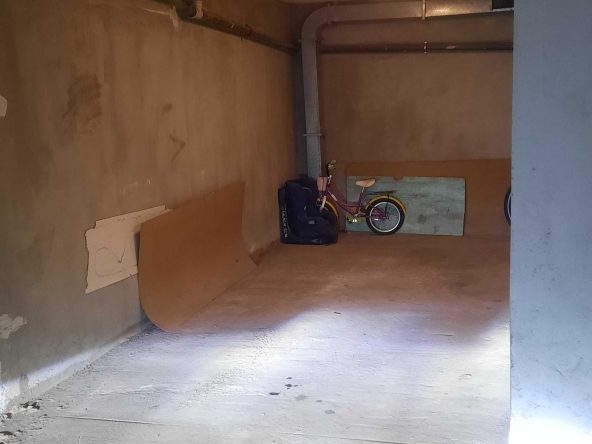 Дава се под наем Гараж / Паркомясто в Варна, Гръцка махала - 20 кв.м за 204 € - Снимка #1