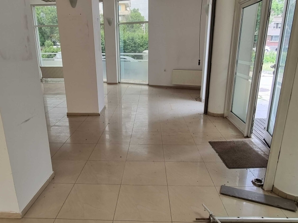 Офис в Разград, Център - 1358 кв.м за 564 €/кв.м - Снимка #1