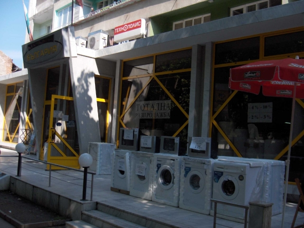 Дава се под наем Магазин в Мездра - 285 кв.м за 2493.39 € - Снимка #1