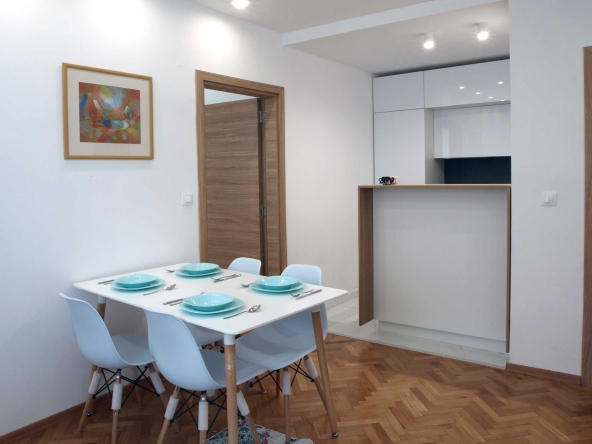 Дава се под наем Тристаен апартамент в София, Оборище - 70 кв.м за 816 € - Снимка #1