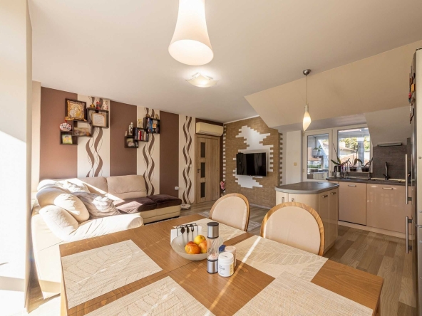 Тристаен апартамент в Варна, Цветен квартал - 125 кв.м за 2140 €/кв.м - Снимка #1