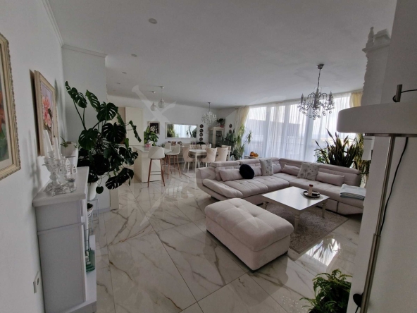 Тристаен апартамент в Варна, Гранд Мол Варна - 174 кв.м за 2069 €/кв.м - Снимка #1