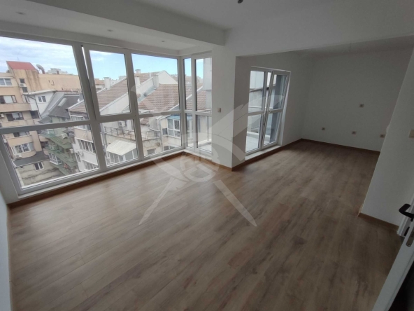 Двустаен апартамент в Варна, Център - 70 кв.м за 1743 €/кв.м - Снимка #1