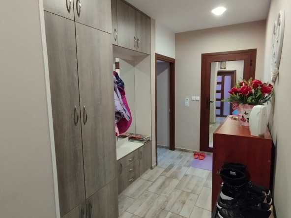 Дава се под наем Тристаен апартамент в Шумен, Център - 73 кв.м за 147900 € - Снимка #1