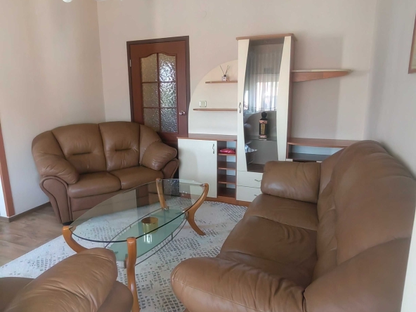 Дава се под наем Тристаен апартамент в Пазарджик, Идеален център - 90 кв.м за 357 € - Снимка #1