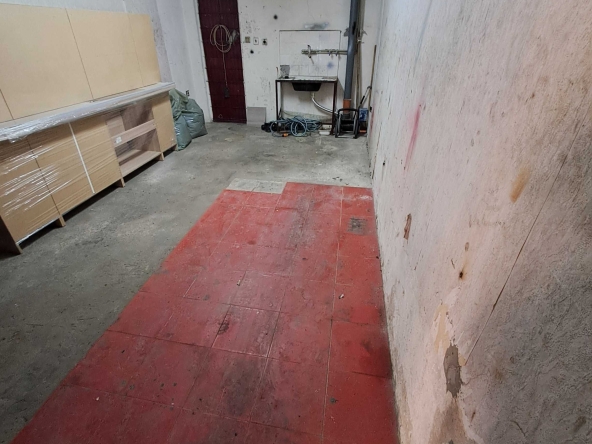 Дава се под наем Гараж / Паркомясто в Плевен, Идеален център - 20 кв.м за 127.5 € - Снимка #1