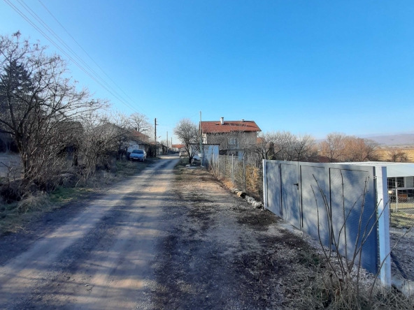 Парцел в с. Петърч, Област София-област - 1533 кв.м за 18 €/кв.м - Снимка #1