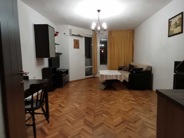 Дава се под наем Двустаен апартамент в Бургас, Център - 68 кв.м за 255 € - Снимка #1