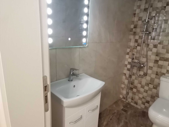 Дава се под наем Двустаен апартамент в Бургас, Център - 55 кв.м за 357 € - Снимка #1