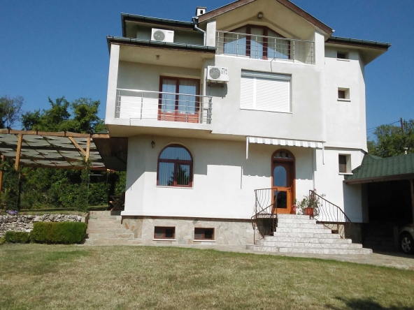 Дава се под наем Къща в Варна, Аспарухово - 350 кв.м за 1428 € - Снимка #1