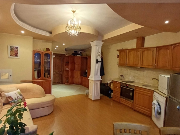 Дава се под наем Двустаен апартамент в Перник, Рено - 60 кв.м за 433.5 € - Снимка #1