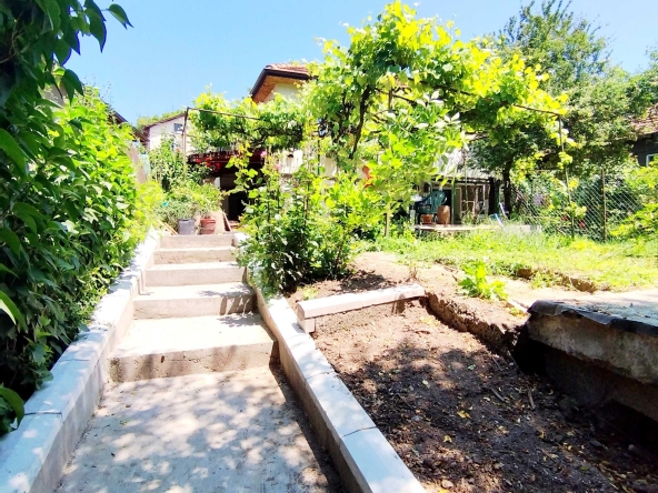 Дава се под наем Къща в Перник, Димова махала - 48 кв.м за 356.49 € - Снимка #1