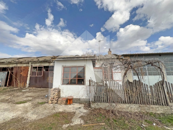 Промишлена сграда в с. Стоян Михайловски, Област Шумен - 252 кв.м за 91 €/кв.м - Снимка #1