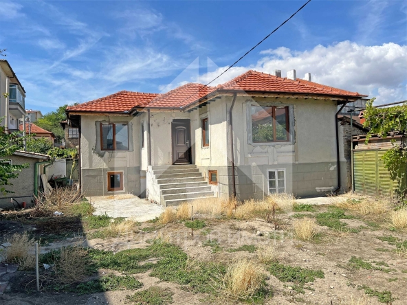 Къща в Нови пазар - 118 кв.м за 653 €/кв.м - Снимка #1