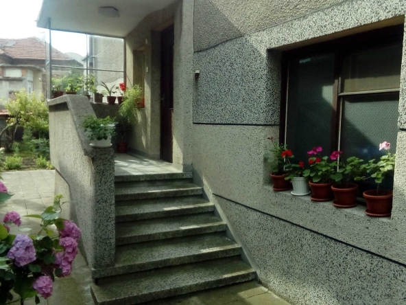 Етаж от къща в Карнобат - 160 кв.м за 816 €/кв.м - Снимка #1