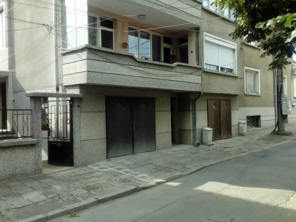 Етаж от къща в Карнобат - 300 кв.м за 444 €/кв.м - Снимка #1